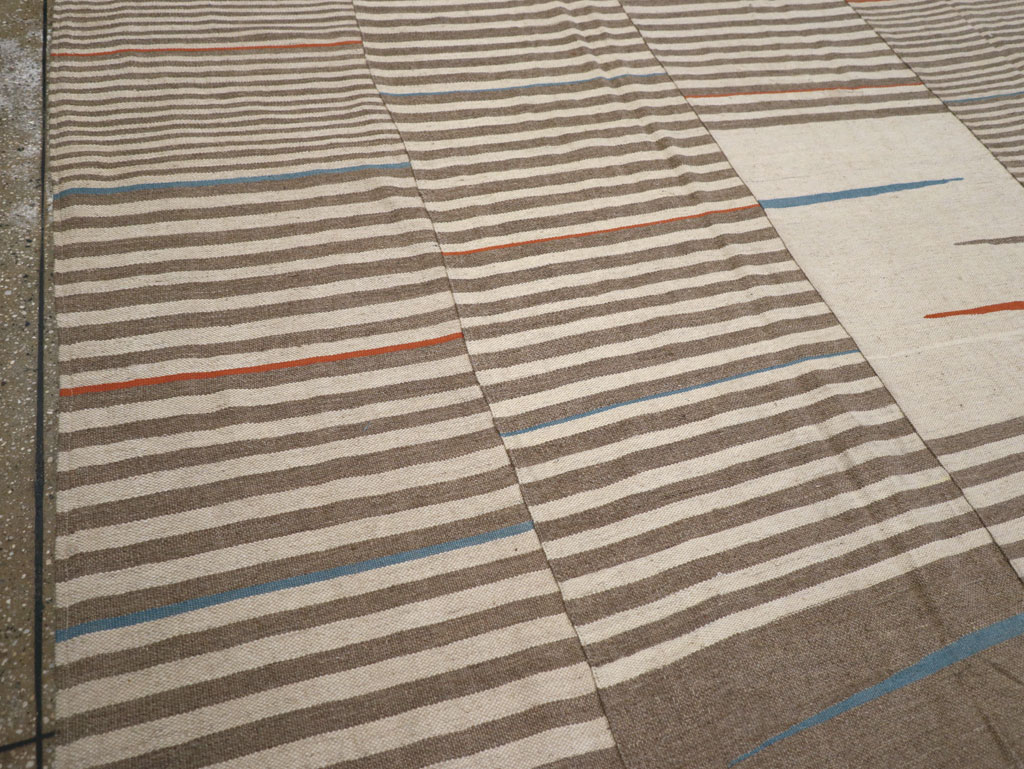 Modern Turkish Flatweave Large Room Size Carpet, No.31543 - Galerie Shabab