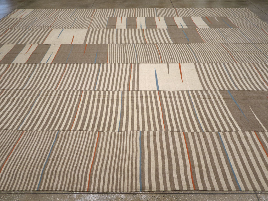 Modern Turkish Flatweave Large Room Size Carpet, No.31543 - Galerie Shabab