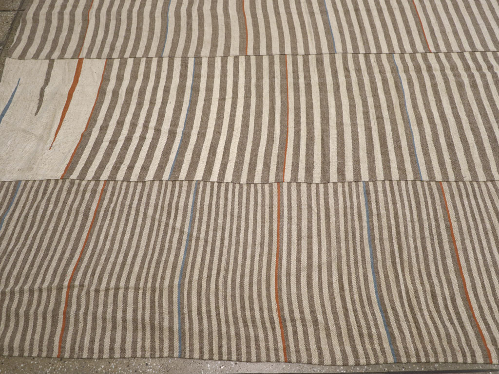 Modern Turkish Flatweave Large Room Size Carpet, No.31543 - Galerie Shabab