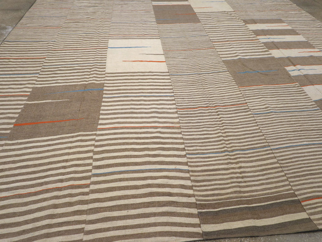 Modern Turkish Flatweave Large Room Size Carpet, No.31543 - Galerie Shabab