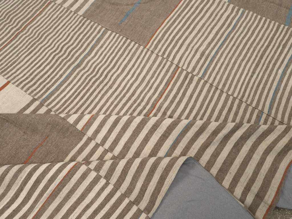 Modern Turkish Flatweave Large Room Size Carpet, No.31543 - Galerie Shabab