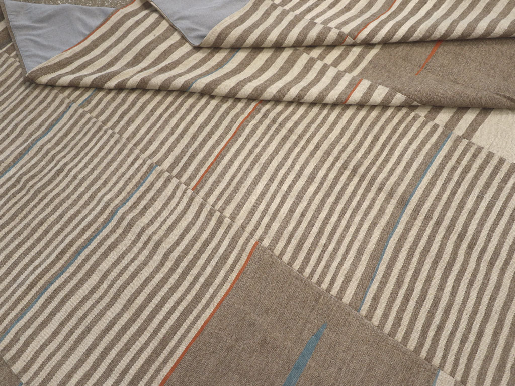 Modern Turkish Flatweave Large Room Size Carpet, No.31543 - Galerie Shabab