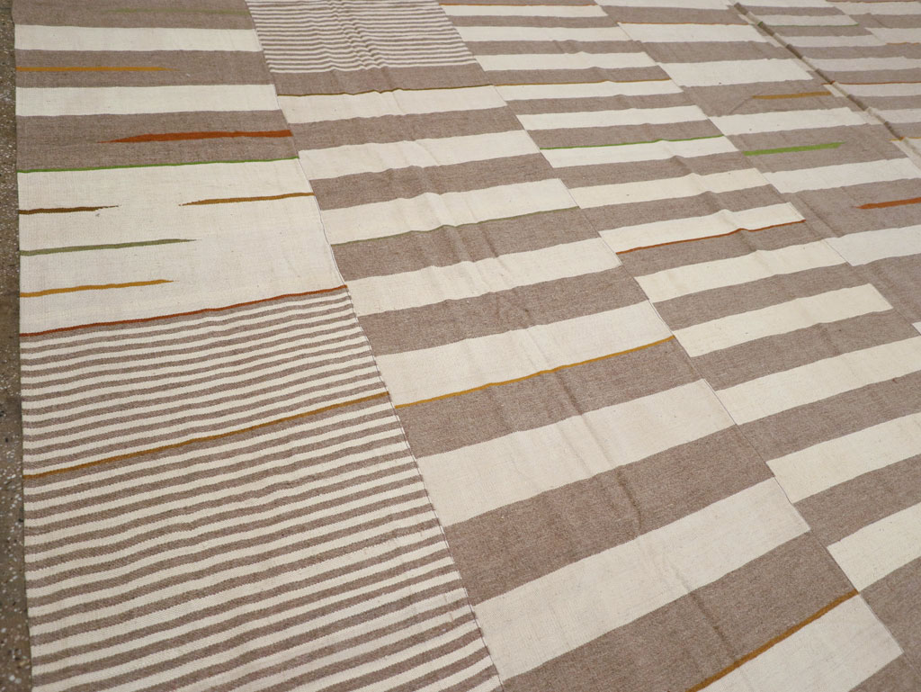 Modern Turkish Flatweave Kilim Oversize Carpet, No.31544 - Galerie Shabab