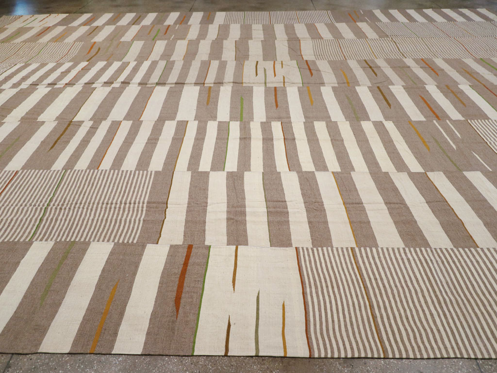 Modern Turkish Flatweave Kilim Oversize Carpet, No.31544 - Galerie Shabab
