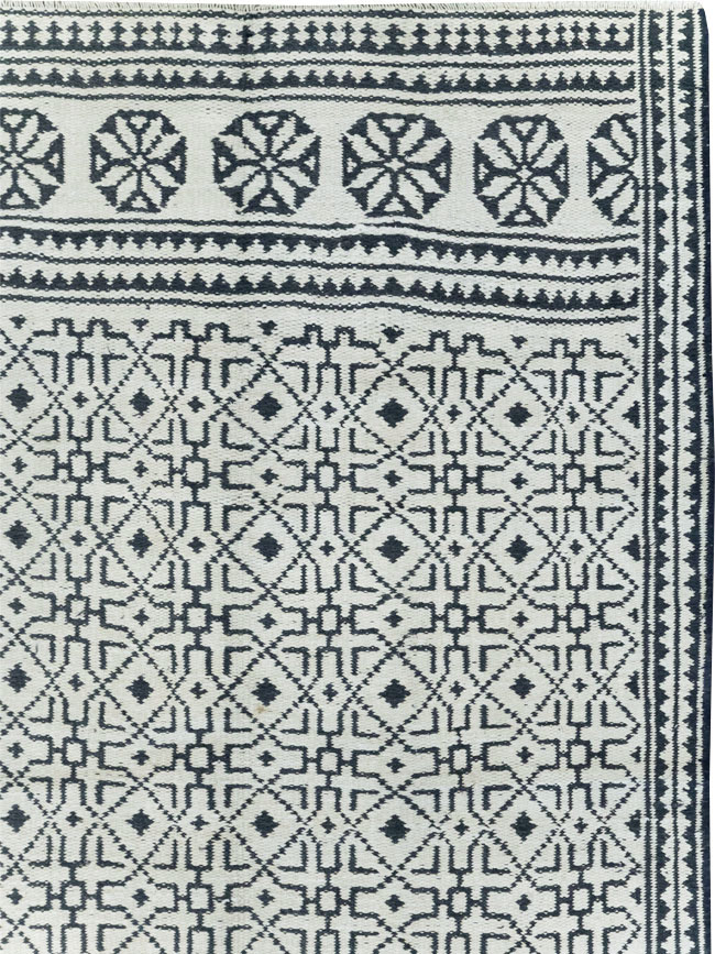 Vintage Persian Flatweave Long and Narrow Gallery Carpet, No.31554 - Galerie Shabab