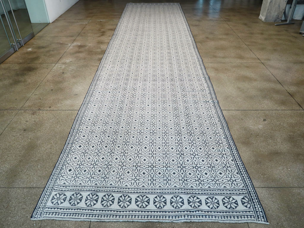 Vintage Persian Flatweave Long and Narrow Gallery Carpet, No.31554 - Galerie Shabab