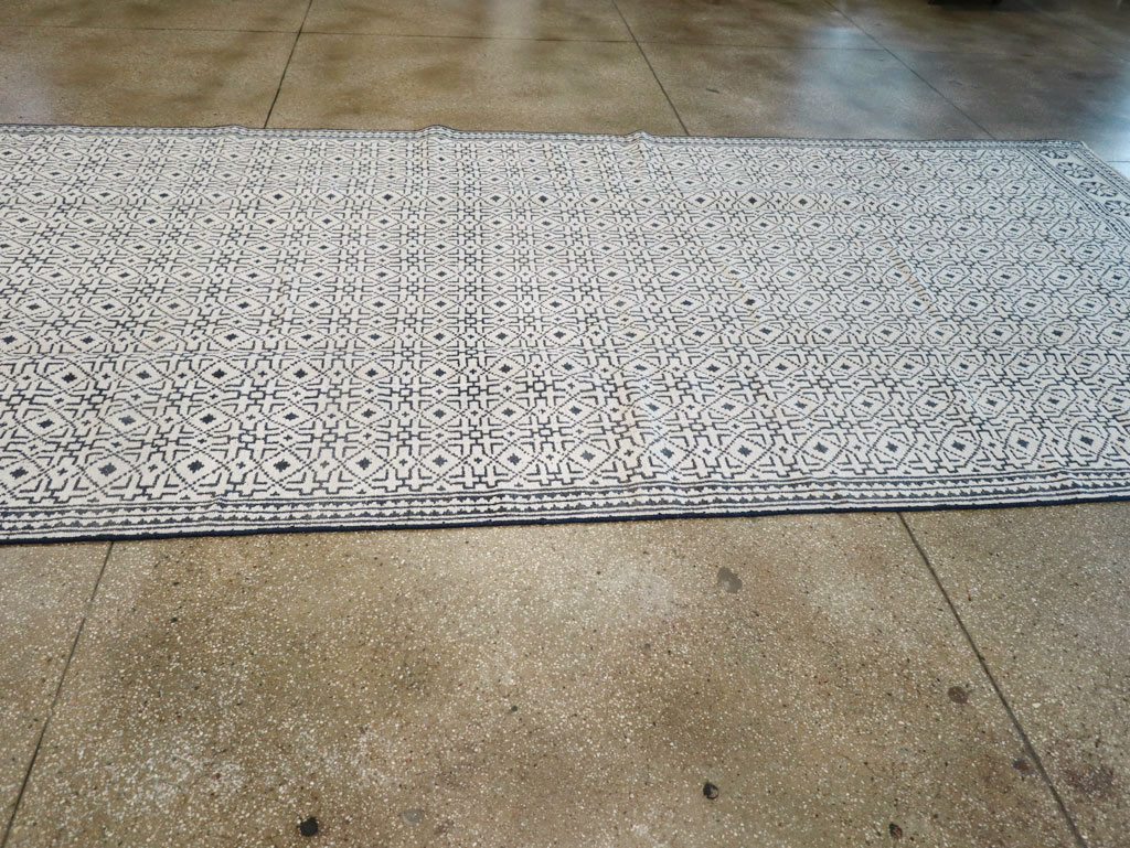 Vintage Persian Flatweave Long and Narrow Gallery Carpet, No.31554 - Galerie Shabab
