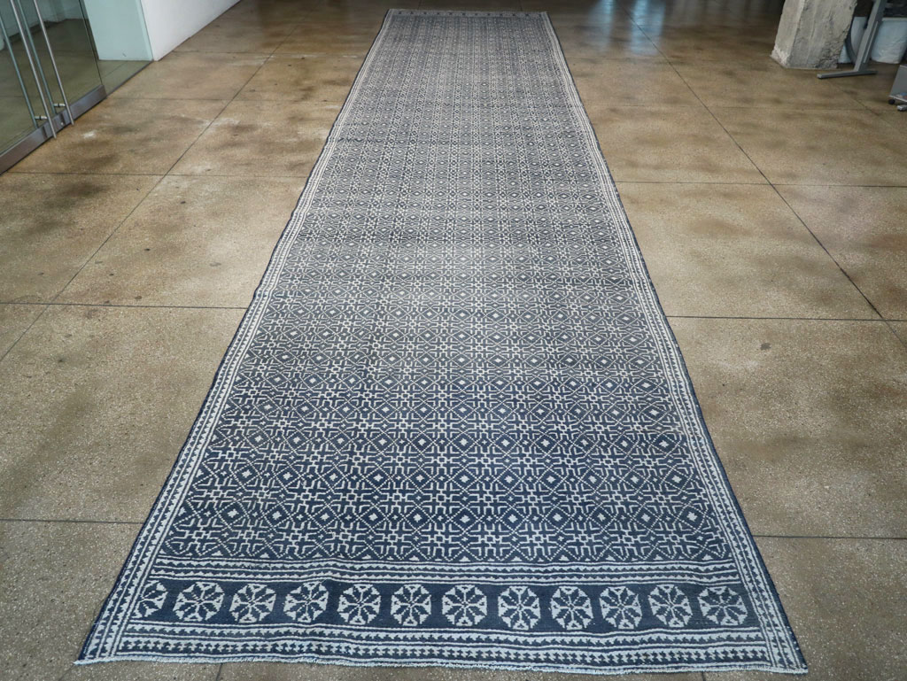 Vintage Persian Flatweave Long and Narrow Gallery Carpet, No.31554 - Galerie Shabab
