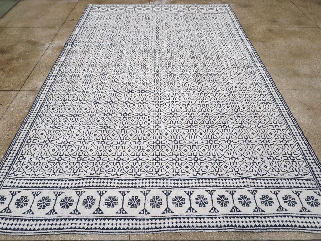 Vintage Persian Flatweave Kilim Room Size Carpet, No.31555 - Galerie Shabab