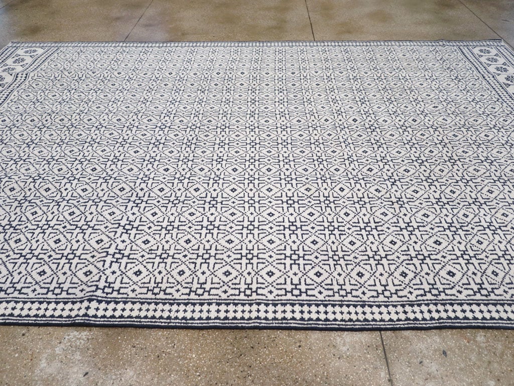 Vintage Persian Flatweave Kilim Room Size Carpet, No.31555 - Galerie Shabab