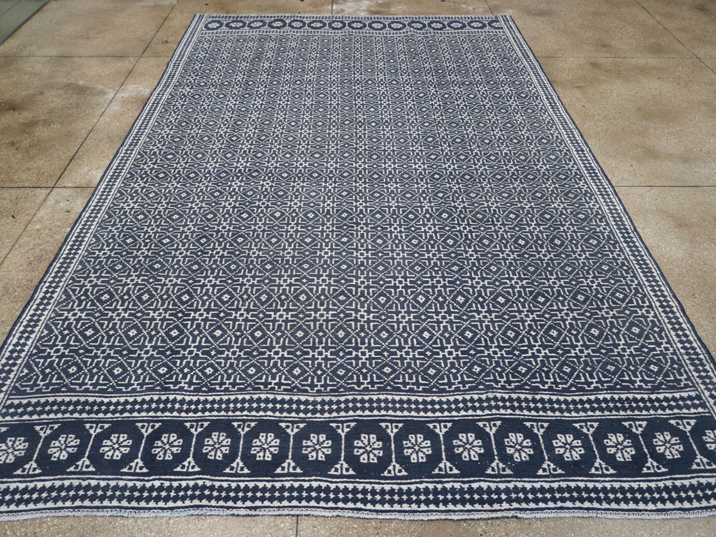 Vintage Persian Flatweave Kilim Room Size Carpet, No.31555 - Galerie Shabab