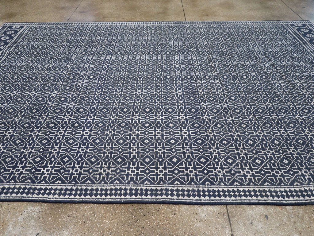 Vintage Persian Flatweave Kilim Room Size Carpet, No.31555 - Galerie Shabab