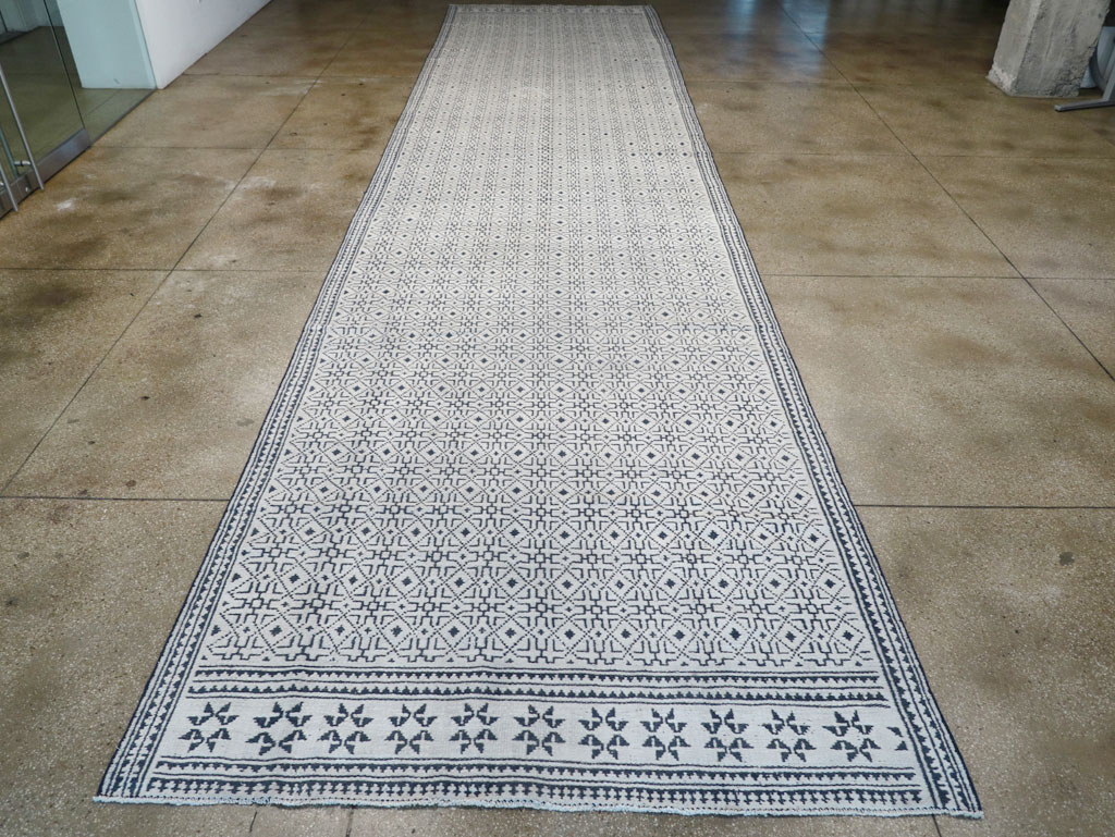 Vintage Persian Flatweave Long and Narrow Gallery Carpet, No.31557 - Galerie Shabab