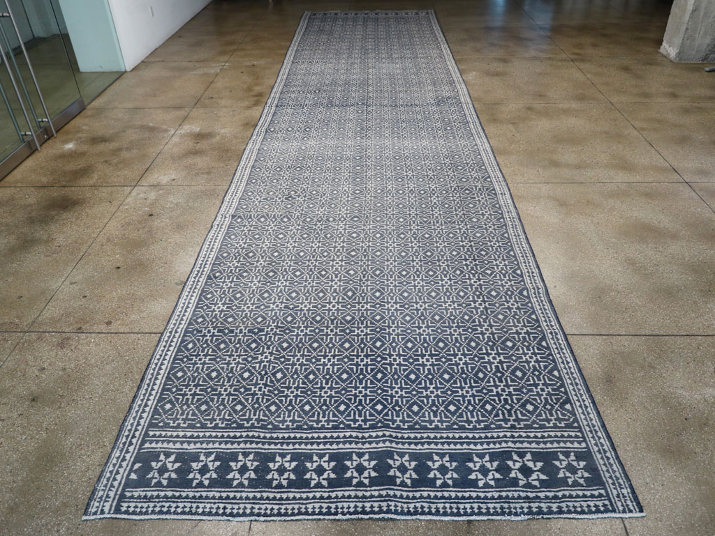 Vintage Persian Flatweave Long and Narrow Gallery Carpet, No.31557 - Galerie Shabab