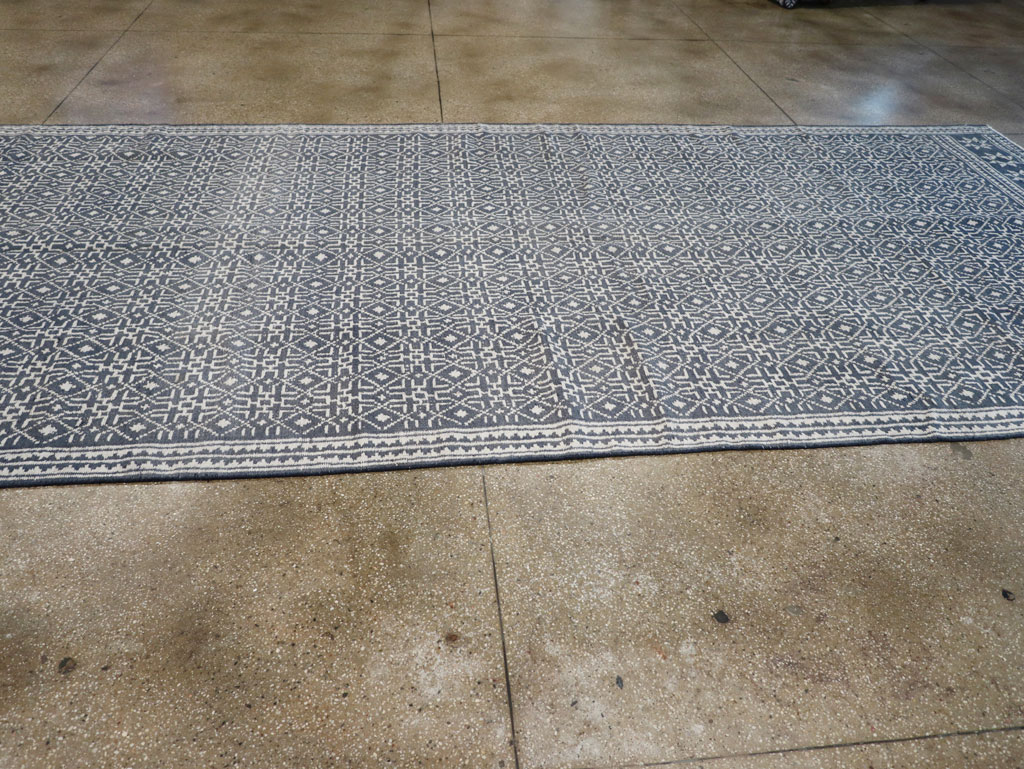 Vintage Persian Flatweave Long and Narrow Gallery Carpet, No.31557 - Galerie Shabab