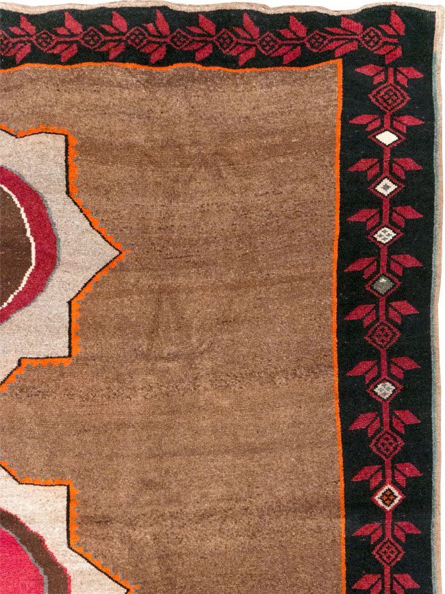 Vintage Turkish Anatolian Tribal Room Size Carpet, No.31584 - Galerie Shabab