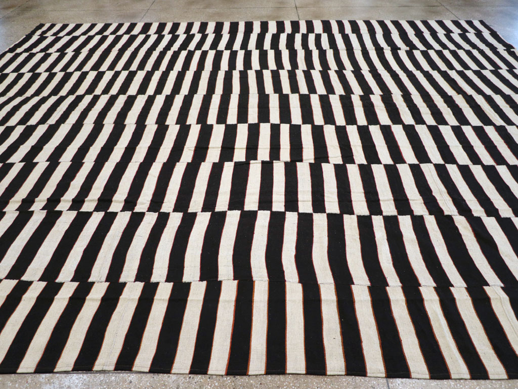 Modern Turkish Flatweave Kilim Large Room Size Carpet, No.31594 - Galerie Shabab