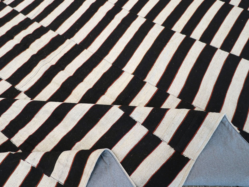 Modern Turkish Flatweave Kilim Large Room Size Carpet, No.31594 - Galerie Shabab