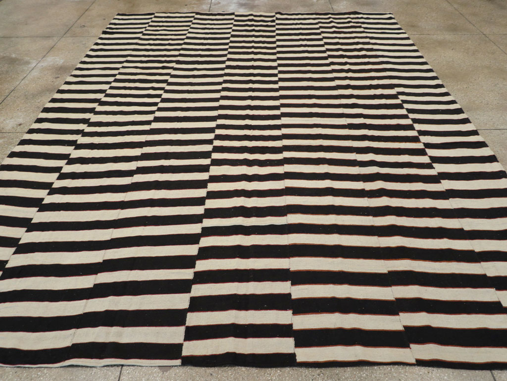 Modern Turkish Flatweave Kilim Room Size Carpet, No.31595 - Galerie Shabab