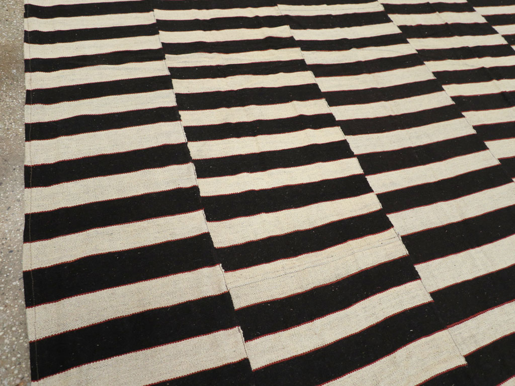 Modern Turkish Flatweave Kilim Room Size Carpet, No.31595 - Galerie Shabab