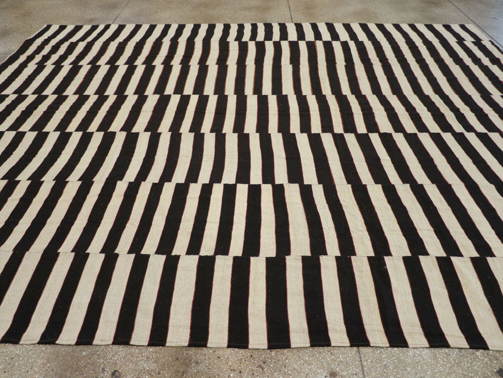 Modern Turkish Flatweave Kilim Room Size Carpet, No.31595 - Galerie Shabab