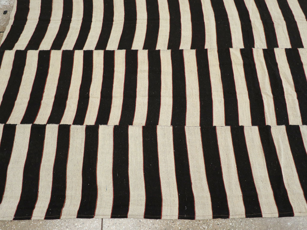 Modern Turkish Flatweave Kilim Room Size Carpet, No.31595 - Galerie Shabab