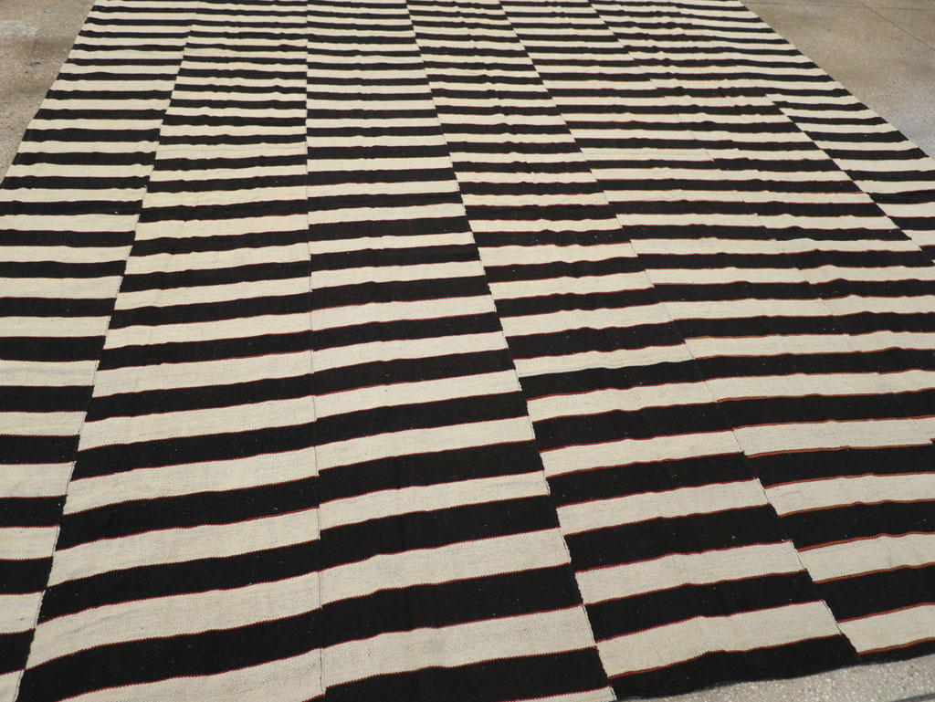 Modern Turkish Flatweave Kilim Room Size Carpet, No.31595 - Galerie Shabab