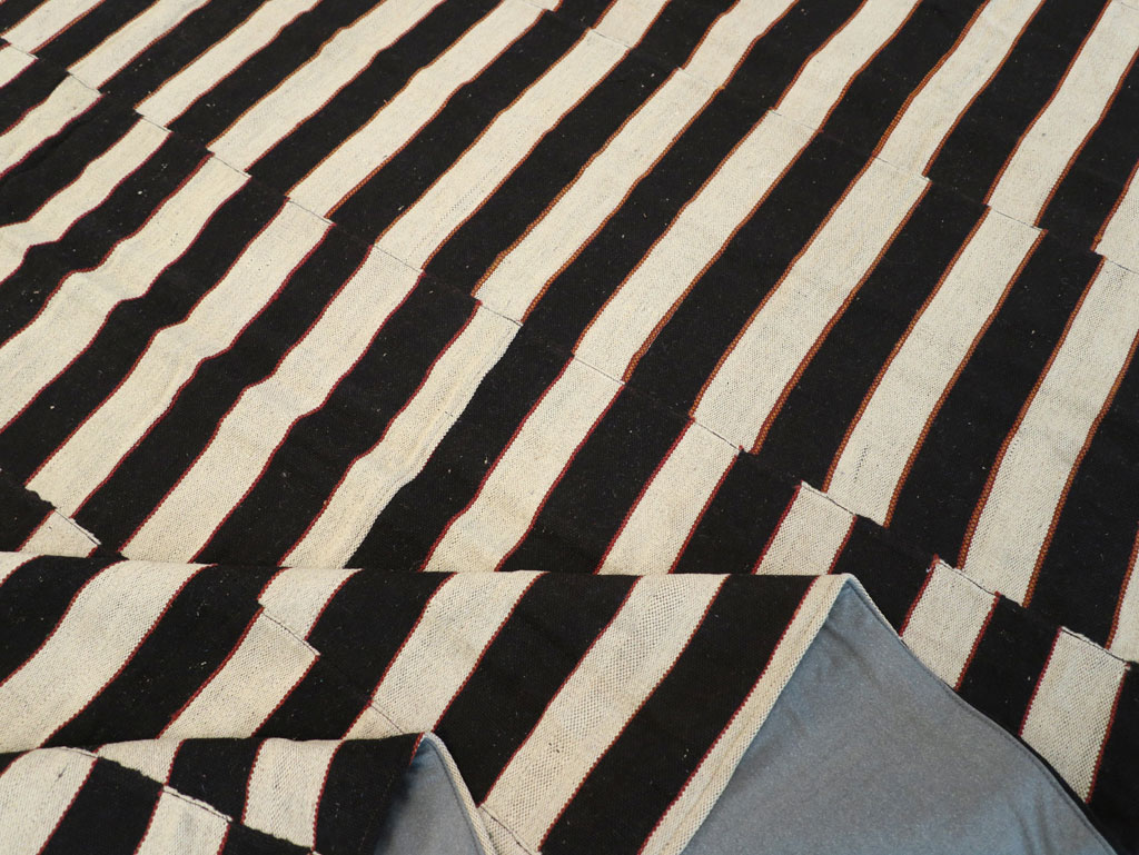 Modern Turkish Flatweave Kilim Room Size Carpet, No.31595 - Galerie Shabab