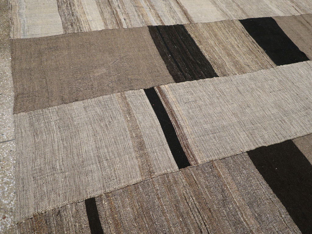 Modern Turkish Flatweave Room Size Carpet, No.31596 - Galerie Shabab