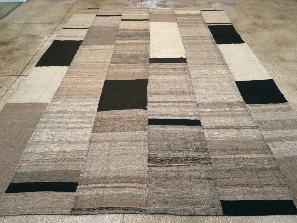 Modern Turkish Flatweave Room Size Carpet, No.31598 - Galerie Shabab