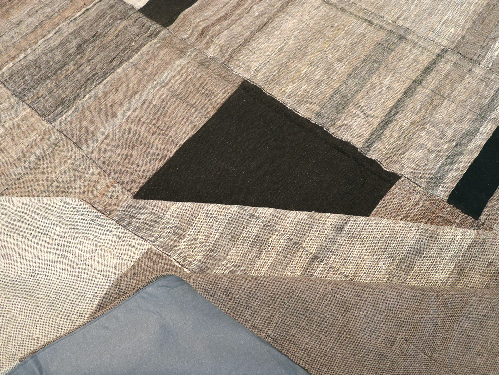 Modern Turkish Flatweave Room Size Carpet, No.31598 - Galerie Shabab