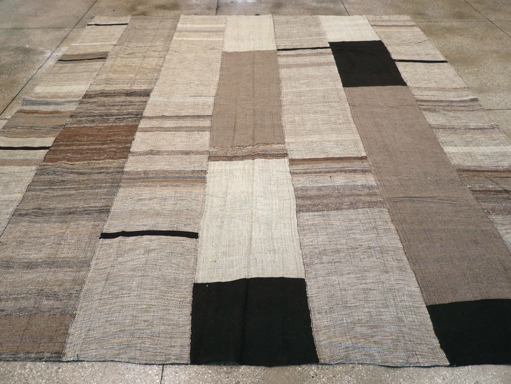Modern Turkish Flatweave Kilim Square Room Size Carpet, No.31599 - Galerie Shabab