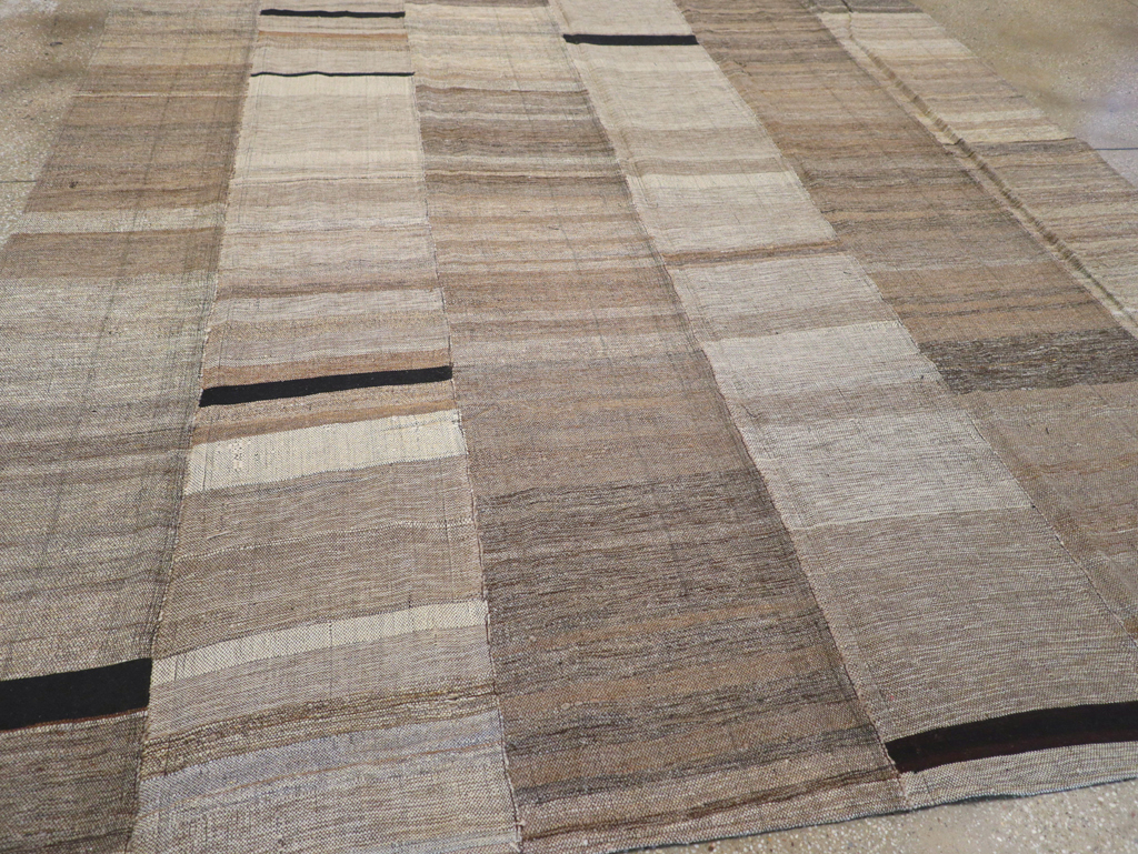 Modern Turkish Flatweave Room Size Carpet, No.31601 - Galerie Shabab