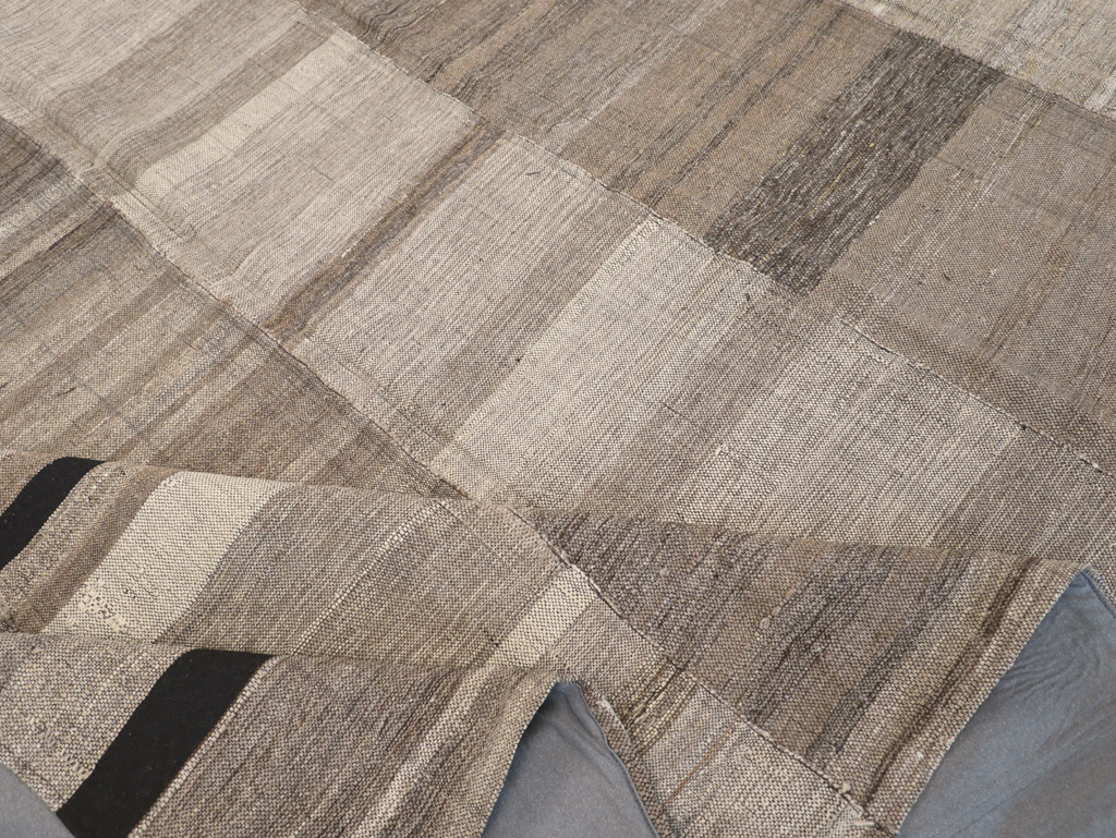 Modern Turkish Flatweave Room Size Carpet, No.31601 - Galerie Shabab