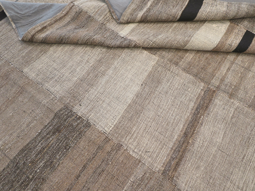 Modern Turkish Flatweave Room Size Carpet, No.31601 - Galerie Shabab