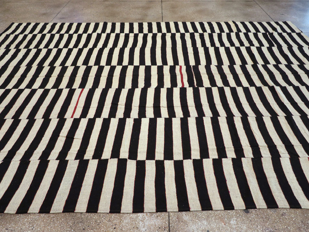 Modern Turkish Flatweave Kilim Room Size Carpet, No.31602 - Galerie Shabab