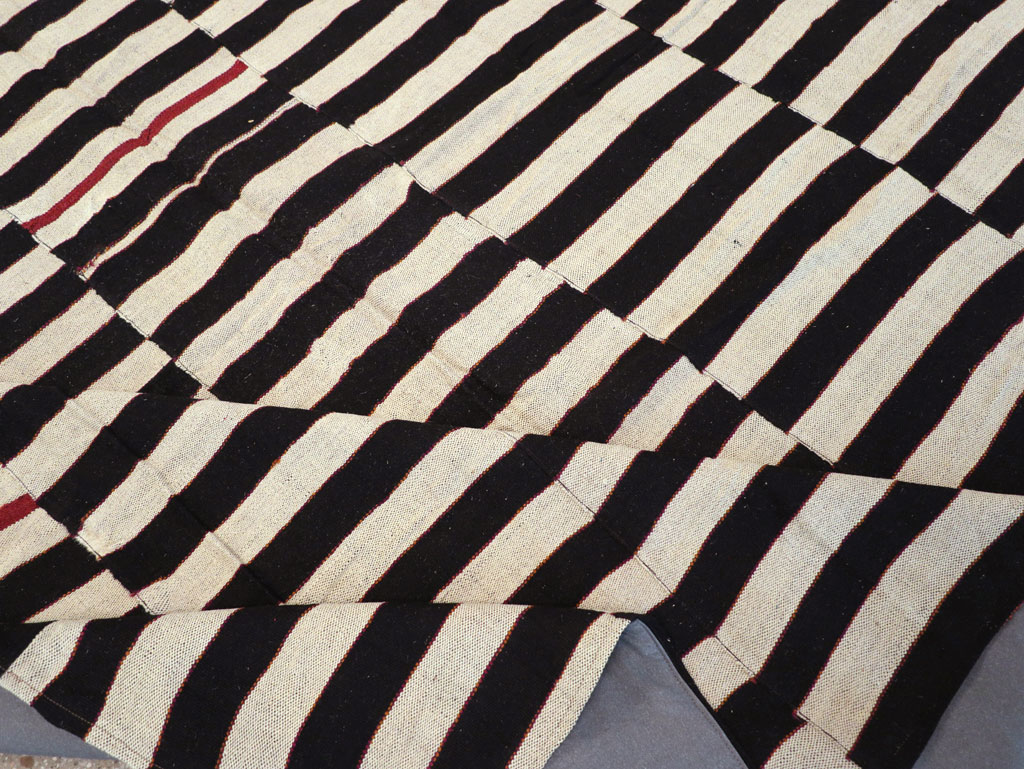 Modern Turkish Flatweave Kilim Room Size Carpet, No.31602 - Galerie Shabab