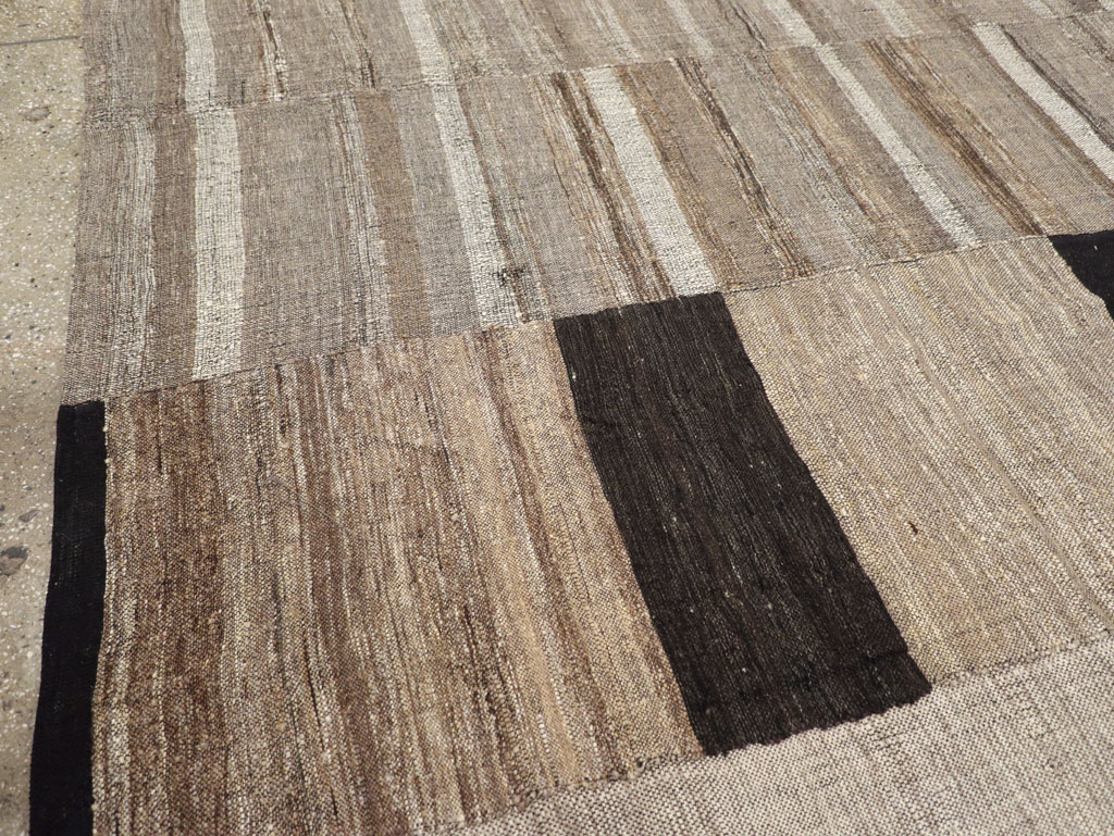 Modern Turkish Flatweave Room Size Carpet, No.31603 - Galerie Shabab