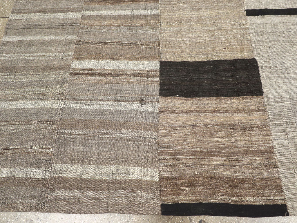 Modern Turkish Flatweave Room Size Carpet, No.31603 - Galerie Shabab