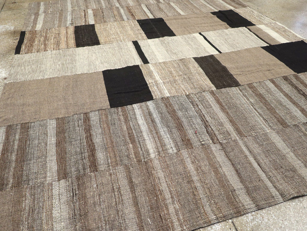 Modern Turkish Flatweave Room Size Carpet, No.31603 - Galerie Shabab