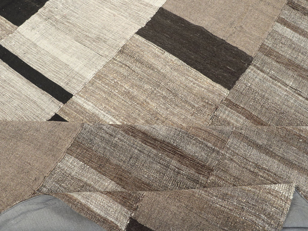 Modern Turkish Flatweave Room Size Carpet, No.31603 - Galerie Shabab