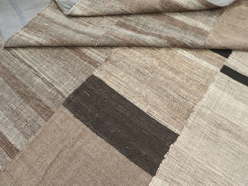 Modern Turkish Flatweave Room Size Carpet, No.31603 - Galerie Shabab