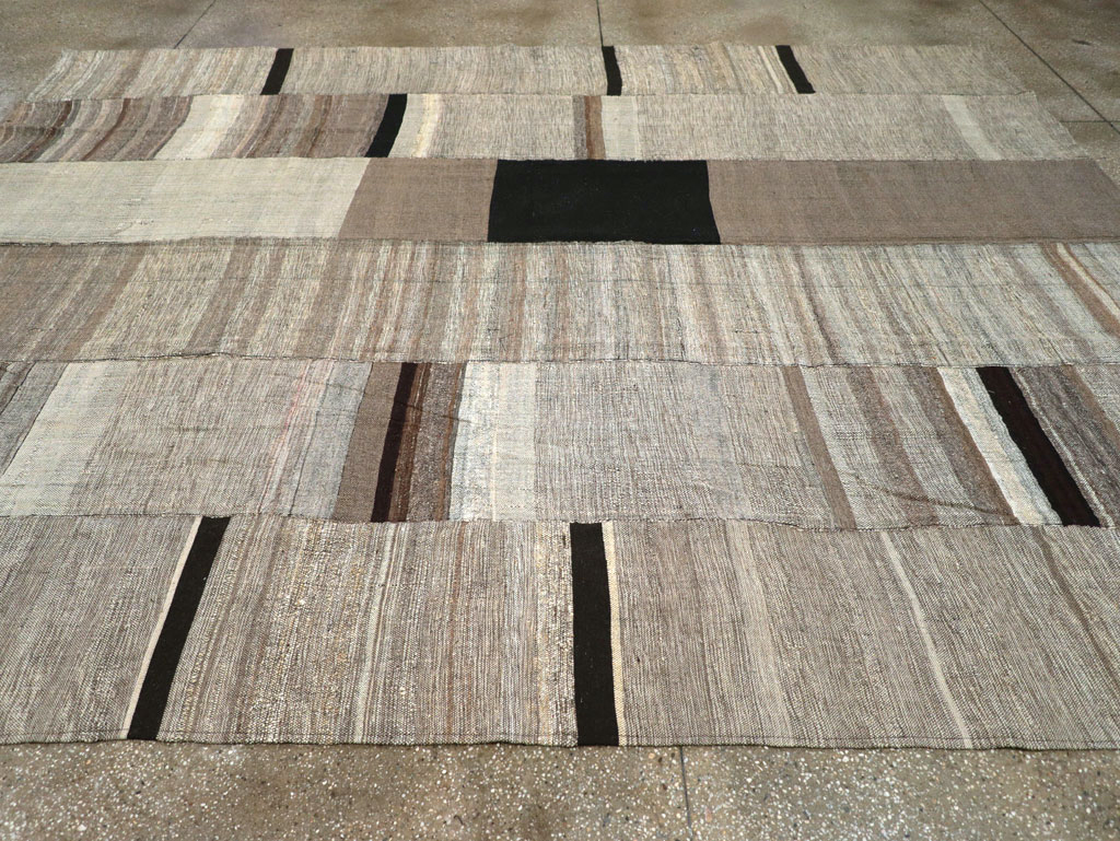 Modern Turkish Flatweave Room Size Carpet, No.31605 - Galerie Shabab