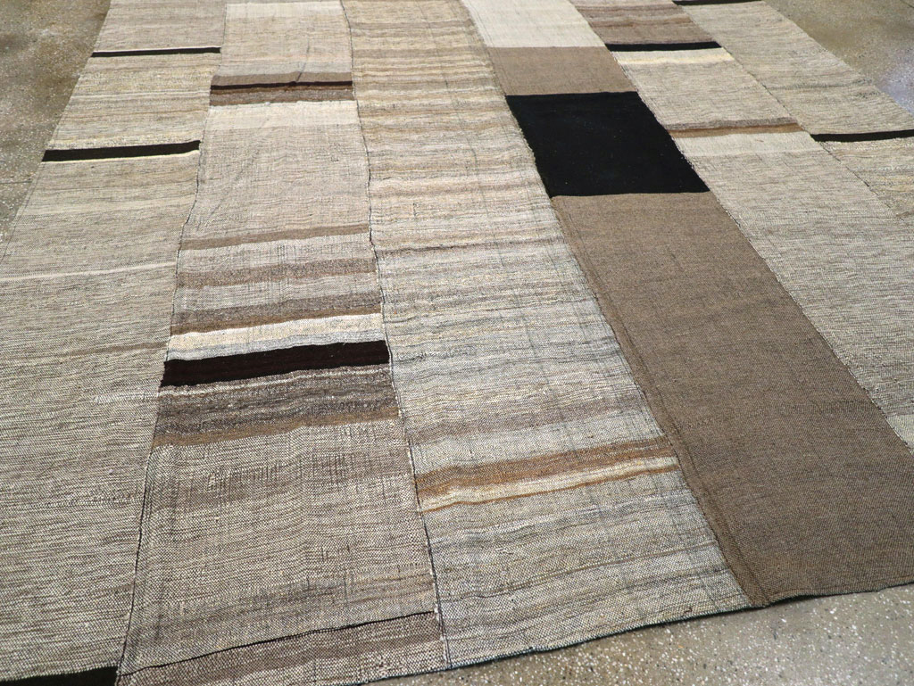 Modern Turkish Flatweave Room Size Carpet, No.31605 - Galerie Shabab