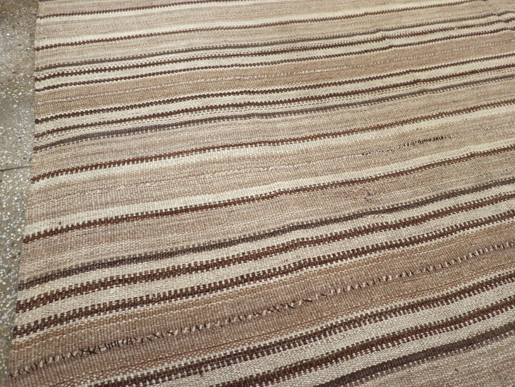 Vintage Turkish Flatweave Kilim Room Size Carpet, No.31606 - Galerie Shabab