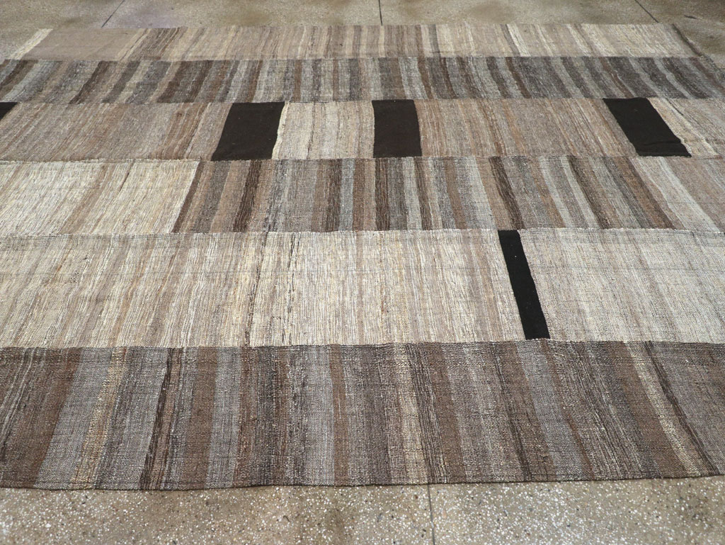 Modern Turkish Flatweave Room Size Carpet, No.31607 - Galerie Shabab