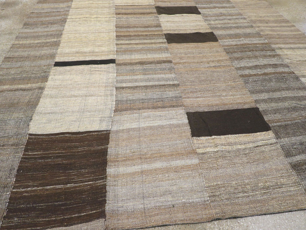Modern Turkish Flatweave Room Size Carpet, No.31607 - Galerie Shabab