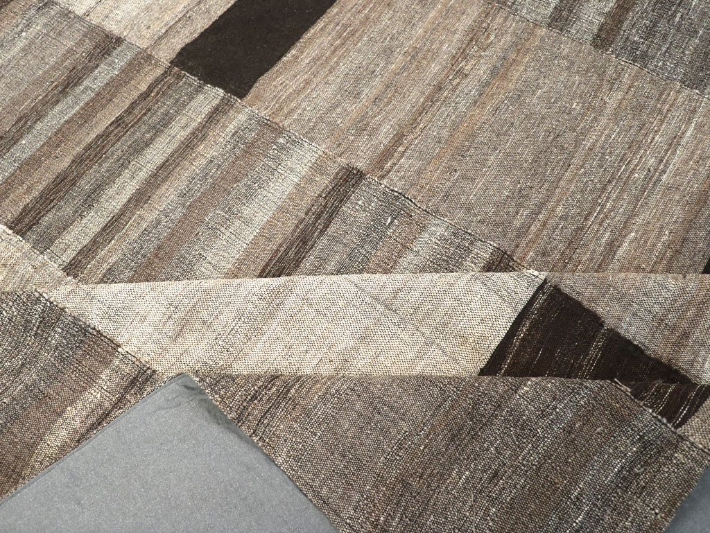 Modern Turkish Flatweave Room Size Carpet, No.31607 - Galerie Shabab