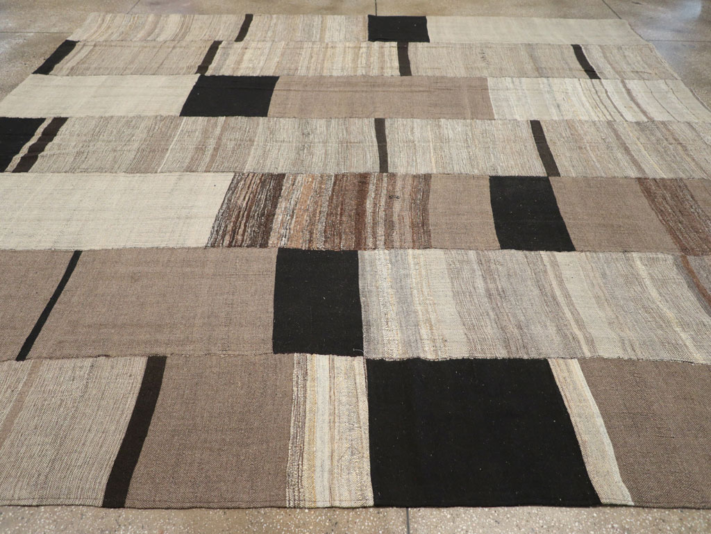 Modern Turkish Flatweave Square Room Size Carpet, No.31609 - Galerie Shabab