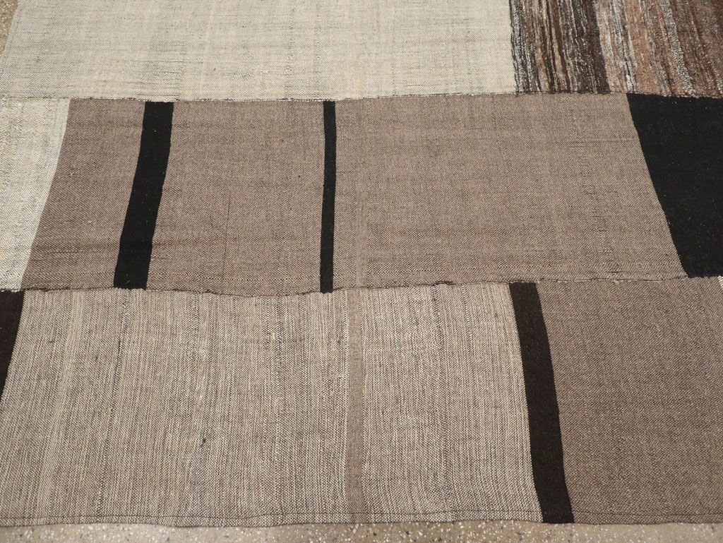 Modern Turkish Flatweave Square Room Size Carpet, No.31609 - Galerie Shabab